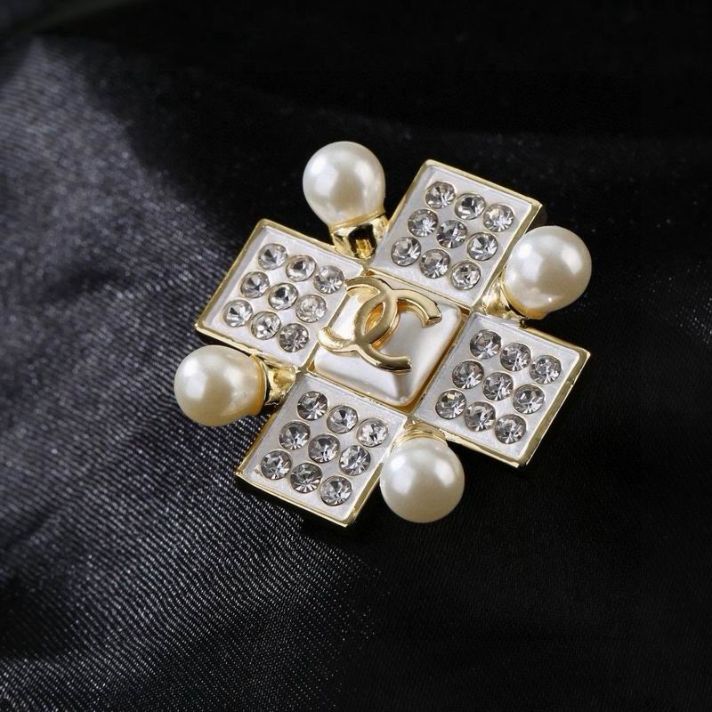 Chanel Brooch 09yxs48